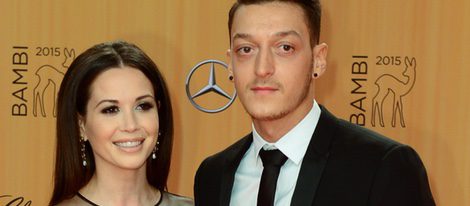 Mesut Ozil y Mandy Capristo en los Premios Bambi 2015