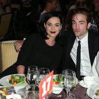 Katy Perry junto a Robert Pattinson y la cantante FKA twigs en la gala GO Campaign 2015