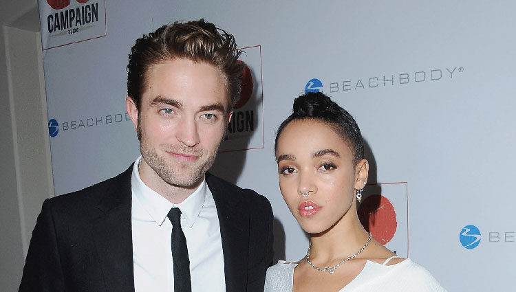 Robert Pattinson y su novia FKA twigs en la gala GO Campaign 2015