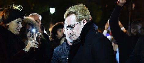 Bono rinde homenaje a las víctimas del atentado terrorista de la Sala Bataclán de París