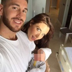 Sergio Ramos y Pilar Rubio presentan a su hijo Marco un día después de su nacimiento