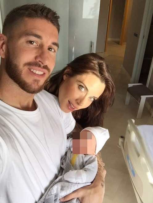 Sergio Ramos y Pilar Rubio presentan a su hijo Marco un día después de su nacimiento