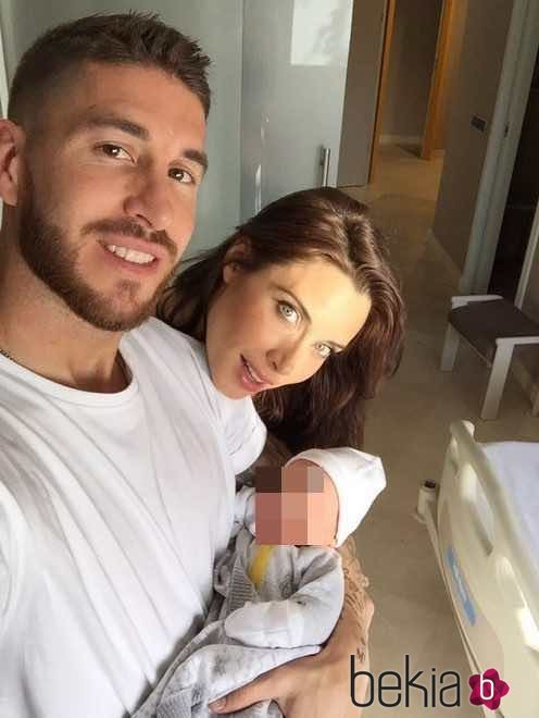 Sergio Ramos y Pilar Rubio presentan a su hijo Marco un día después de su nacimiento