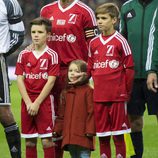 David Beckham junto a sus hijos Romeo, Cruz y Harper antes de comenzar el encuentro solidario