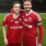 David Beckham y Brooklyn Beckham posan juntos tras finalizar el encuentro solidario