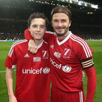 David Beckham y Brooklyn Beckham posan juntos tras finalizar el encuentro solidario