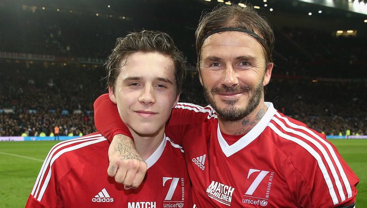 David Beckham y Brooklyn Beckham posan juntos tras finalizar el encuentro solidario