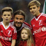 David Beckham con Romeo, Cruz y Harper Seven muy sonrientes antes del encuentro solidario