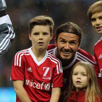 David Beckham con Romeo, Cruz y Harper Seven muy sonrientes antes del encuentro solidario