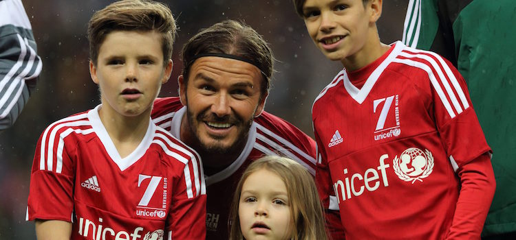 David Beckham con Romeo, Cruz y Harper Seven muy sonrientes antes del encuentro solidario