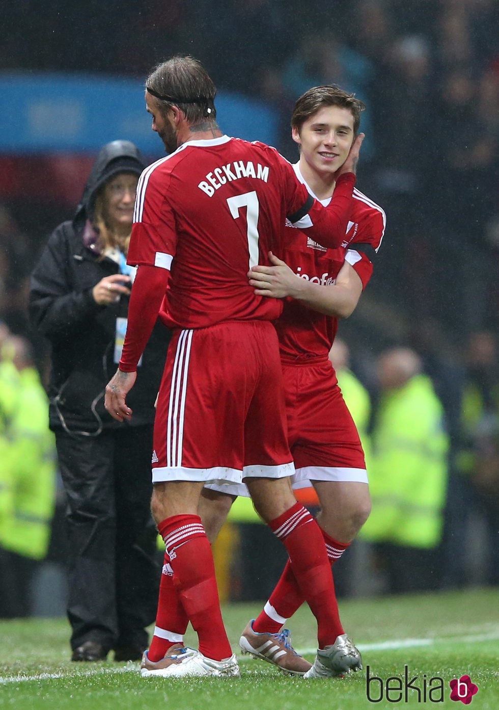 Brooklyn Beckham sustituye a David Beckham en un encuentro benéfico con el Manchester