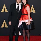 Jacob Pechenik y Zoey Deschanel en los Governors Awards 2015