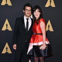 Jacob Pechenik y Zoey Deschanel en los Governors Awards 2015