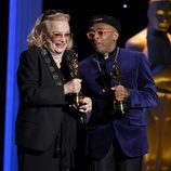 Gena Rowlands y Spike Lee con sus galardones en los Governors Awards 2015