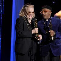 Gena Rowlands y Spike Lee con sus galardones en los Governors Awards 2015