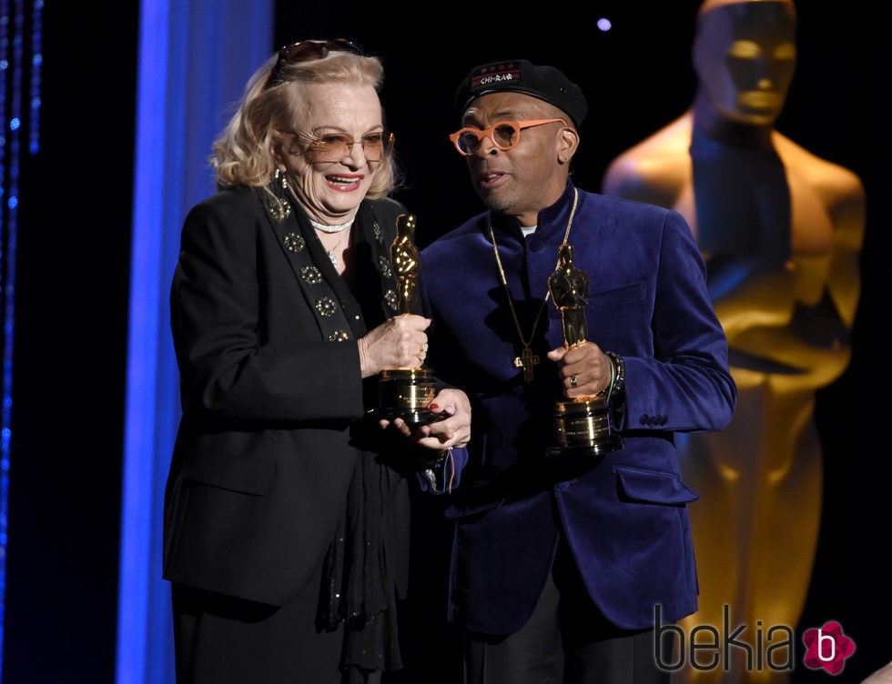 Gena Rowlands y Spike Lee con sus galardones en los Governors Awards 2015