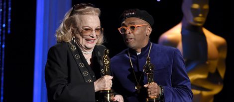 Gena Rowlands y Spike Lee con sus galardones en los Governors Awards 2015