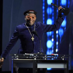 Spike Lee muy contento con su galardón en los Governors Awards 2015