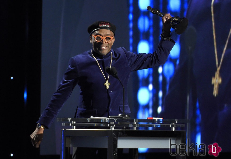 Spike Lee muy contento con su galardón en los Governors Awards 2015