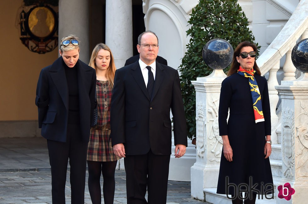 Alberto y Charlene de Mónaco, Carolina de Mónaco y Alexandra de Hannover recuerdan a las víctimas de los atentados de París