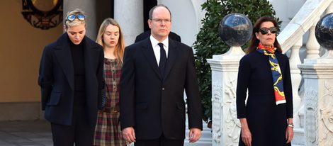 Alberto y Charlene de Mónaco, Carolina de Mónaco y Alexandra de Hannover recuerdan a las víctimas de los atentados de París