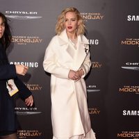 Jennifer Lawrence luce un pasador con los colores de la bandera francesa en honor a las víctimas