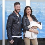 Sergio Ramos y Pilar Rubio presentan a su hijo Marco muy sonrientes