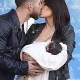 Sergio Ramos y Pilar Rubio se besan en la presentación de su hijo Marco