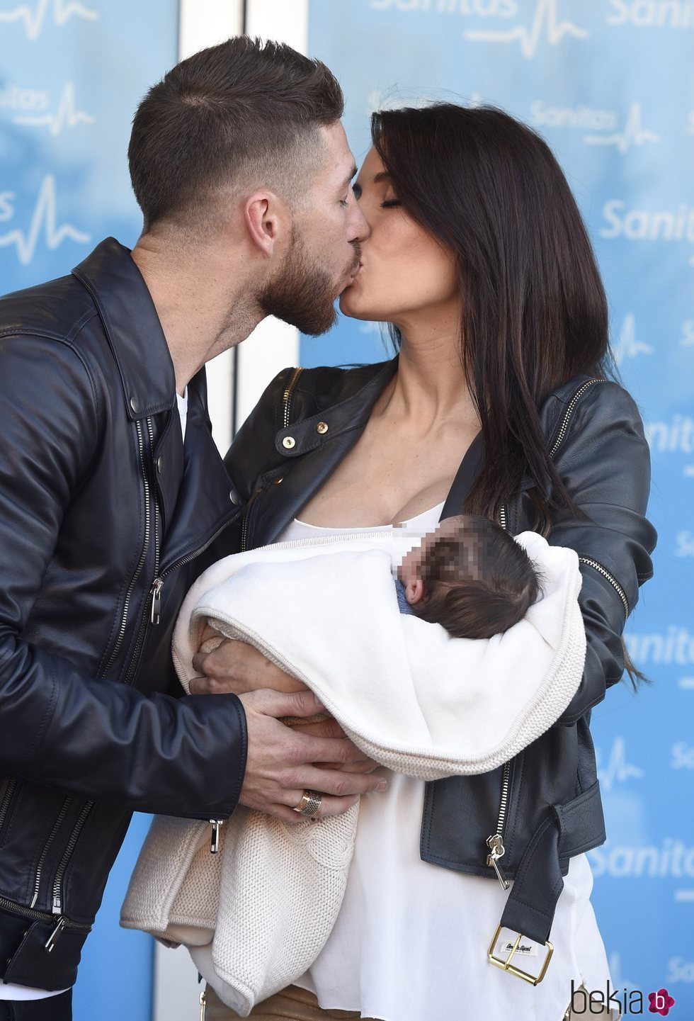 Sergio Ramos y Pilar Rubio se besan en la presentación de su hijo Marco