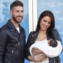 Pilar Rubio mira embelesada a su hijo Marco junto a Sergio Ramos en su presentación