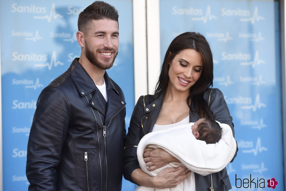 Pilar Rubio mira embelesada a su hijo Marco junto a Sergio Ramos en su presentación