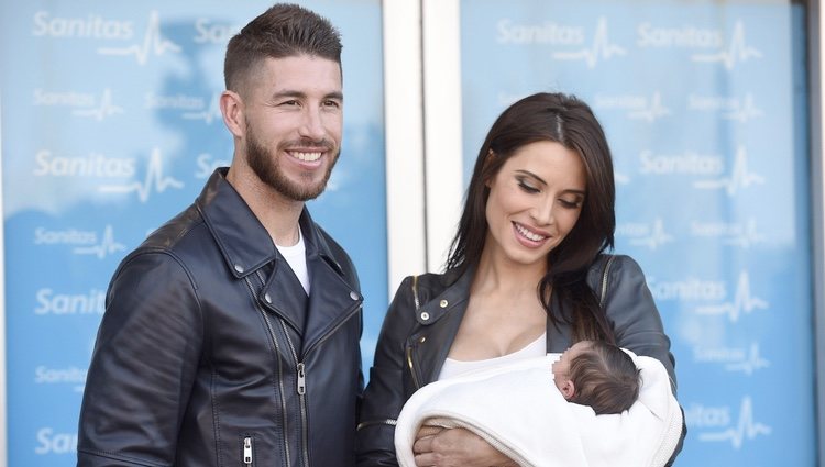 Pilar Rubio mira embelesada a su hijo Marco junto a Sergio Ramos en su presentación