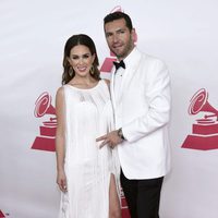 Jacqueline Bracamontes y Martín Fuentes en la gala Persona del Año 2015