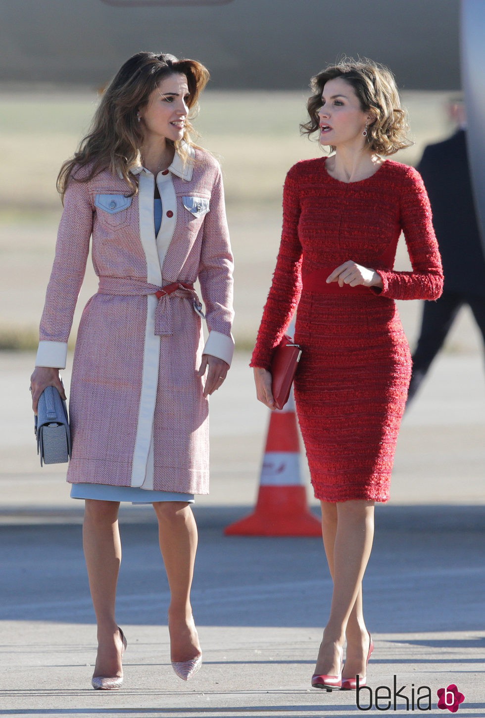 Rania de Jordania y la Reina Letizia charlan en aeropuerto de Madrid