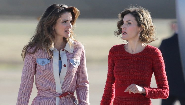 Rania de Jordania y la Reina Letizia charlan en aeropuerto de Madrid