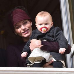 Charlene de Mónaco con su hija Gabriella en el Día Nacional de Mónaco 2015