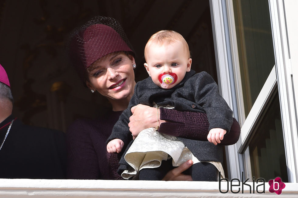 Charlene de Mónaco con su hija Gabriella en el Día Nacional de Mónaco 2015