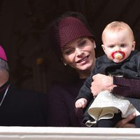 Charlene de Mónaco con su hija Gabriella en el Día Nacional de Mónaco 2015