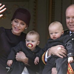 Alberto y Charlene de Mónaco con sus hijos Jacques y Gabriella en el Día Nacional de Mónaco 2015