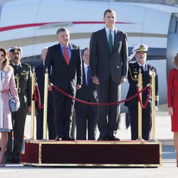 Los Reyes Felipe y Letizia reciben a Abdalá y Rania de Jordania en el aeropuerto de Madrid