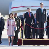 Los Reyes Felipe y Letizia reciben a Abdalá y Rania de Jordania en el aeropuerto de Madrid