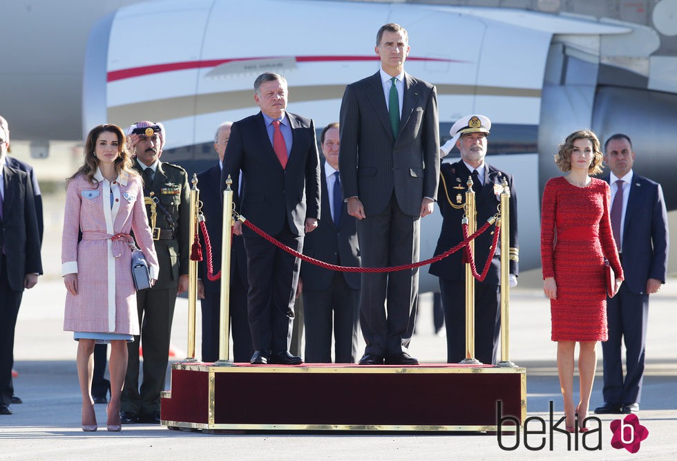 Los Reyes Felipe y Letizia reciben a Abdalá y Rania de Jordania en el aeropuerto de Madrid