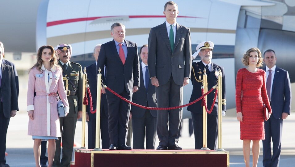 Los Reyes Felipe y Letizia reciben a Abdalá y Rania de Jordania en el aeropuerto de Madrid