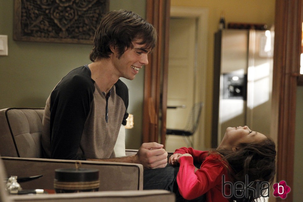 Reid Ewing en una escena de 'Modern Family' junto a Aubrey Anderson-Emmons