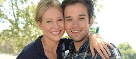 Nathan Kress con su mujer London Elise Moore