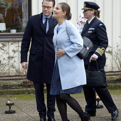 Victoria y Daniel de Suecia visitan un hospital en Karlstad