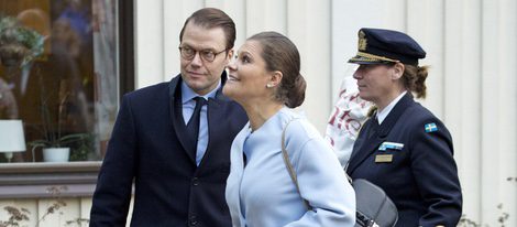 Victoria y Daniel de Suecia visitan un hospital en Karlstad