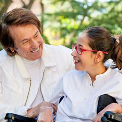 Raphael posa junto a una niña con discapacidad para el calendario del Hospital San Rafael 2016