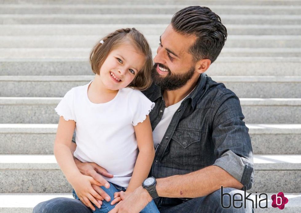 Álvaro Arbeloa posa junto a una niña con discapacidad para el calendario del Hospital San Rafael 2016