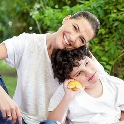 Laura Sánchez posa junto a un niño con discapacidad para el calendario del Hospital San Rafael 2016